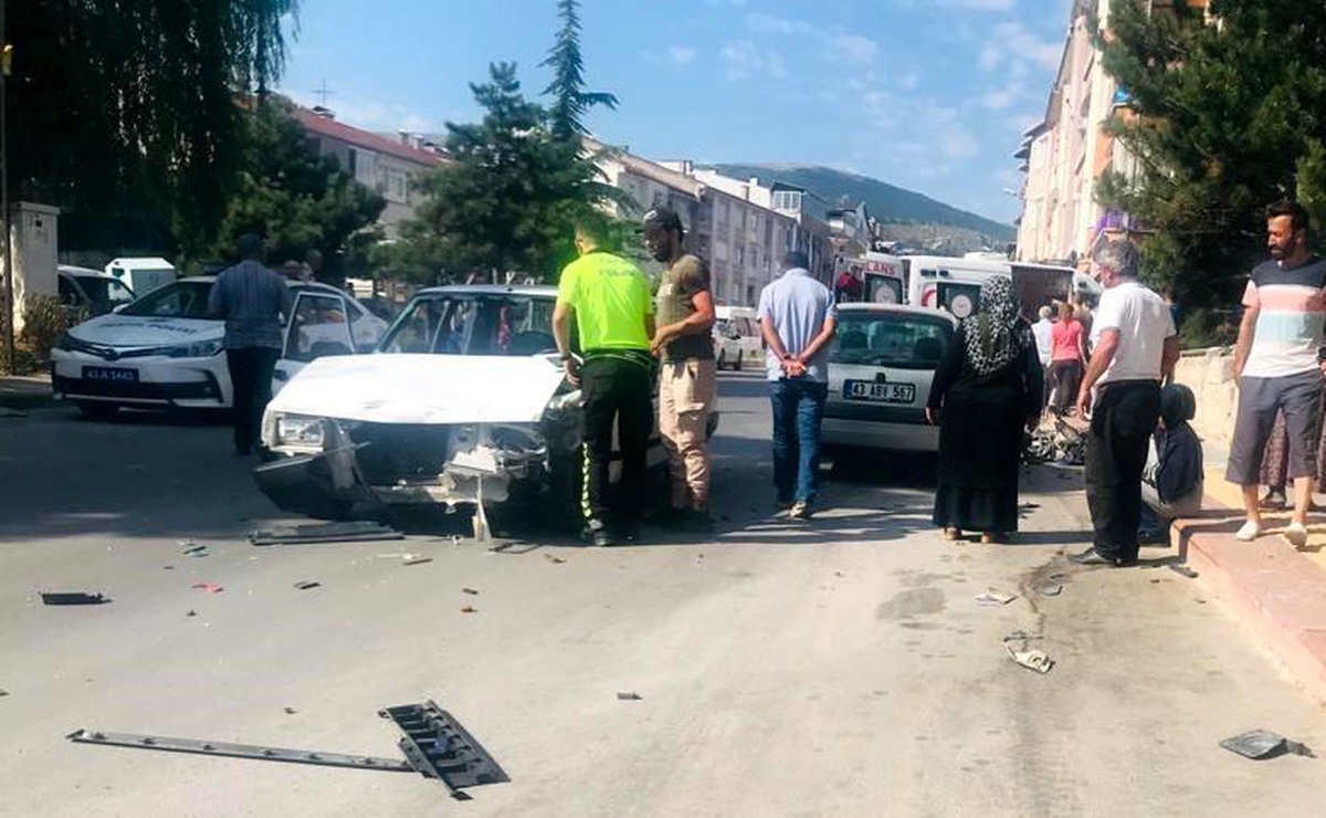 Kütahya\'da motosiklet ile otomobil çarpışması sonucu 2 kişi yaralandı
