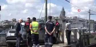 Lüks araç tramvay yoluna girip raylarda asılı kaldı