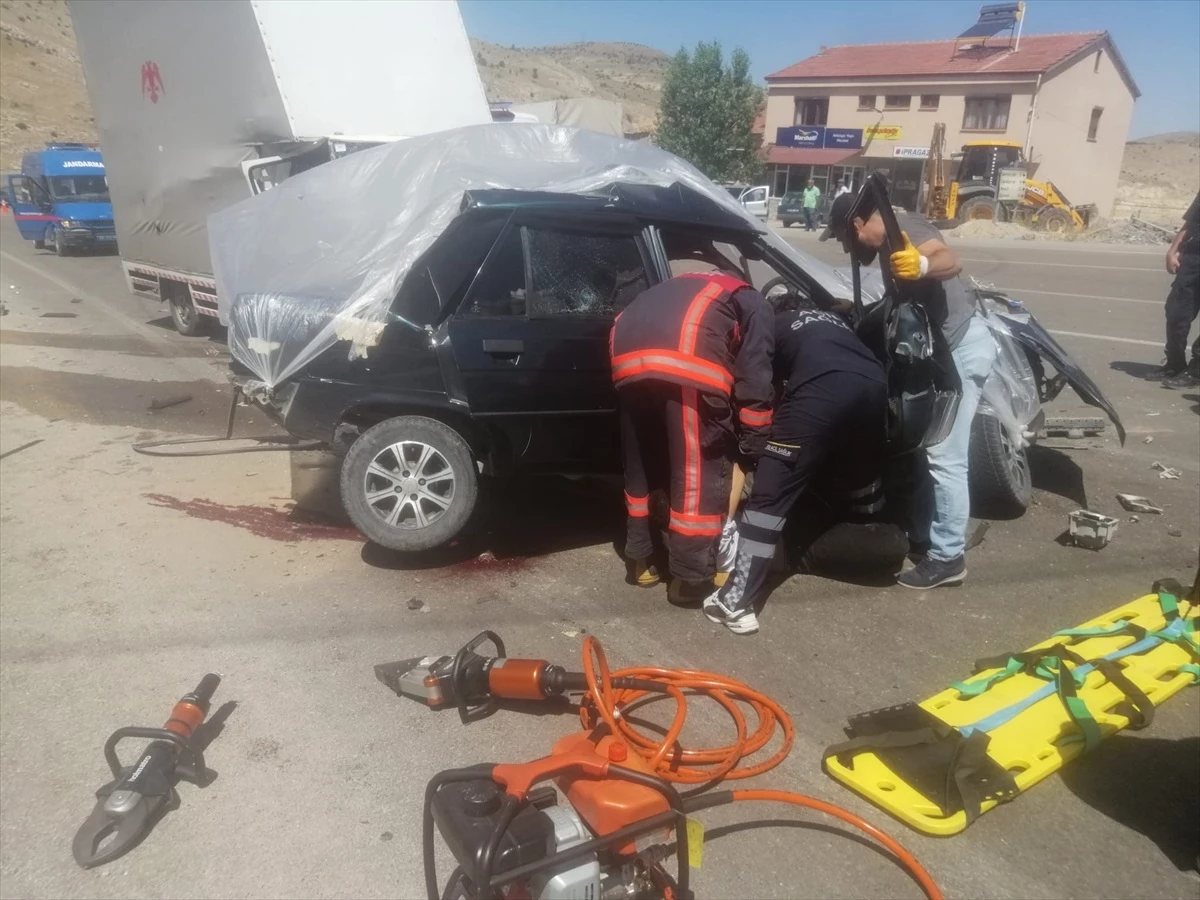 Malatya\'da Otomobil ile Kamyonetin Çarpıştığı Kazada 2 Kişi Hayatını Kaybetti