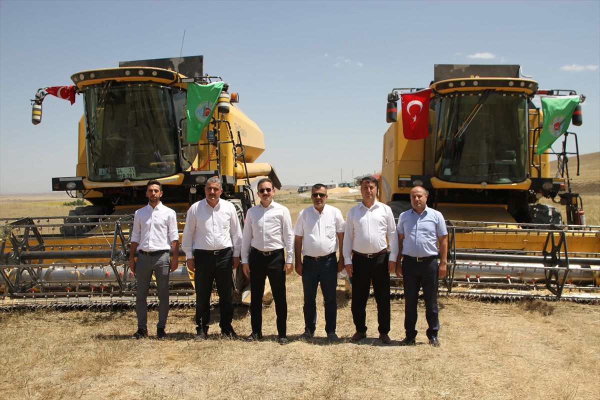 Malazgirt Kaymakamı Köylerde Biçerdöverle Hasat Yaptı