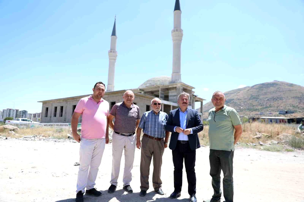 Melikgazi Belediye Başkanı Ali Erkara Cami\'sinin yapım aşamalarını inceledi