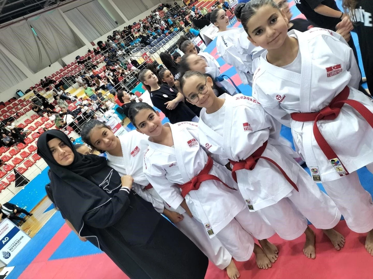 Altın Kızlar Bilecik\'i Uluslararası Marmara Cup Karate Turnuvasında Temsil Etti