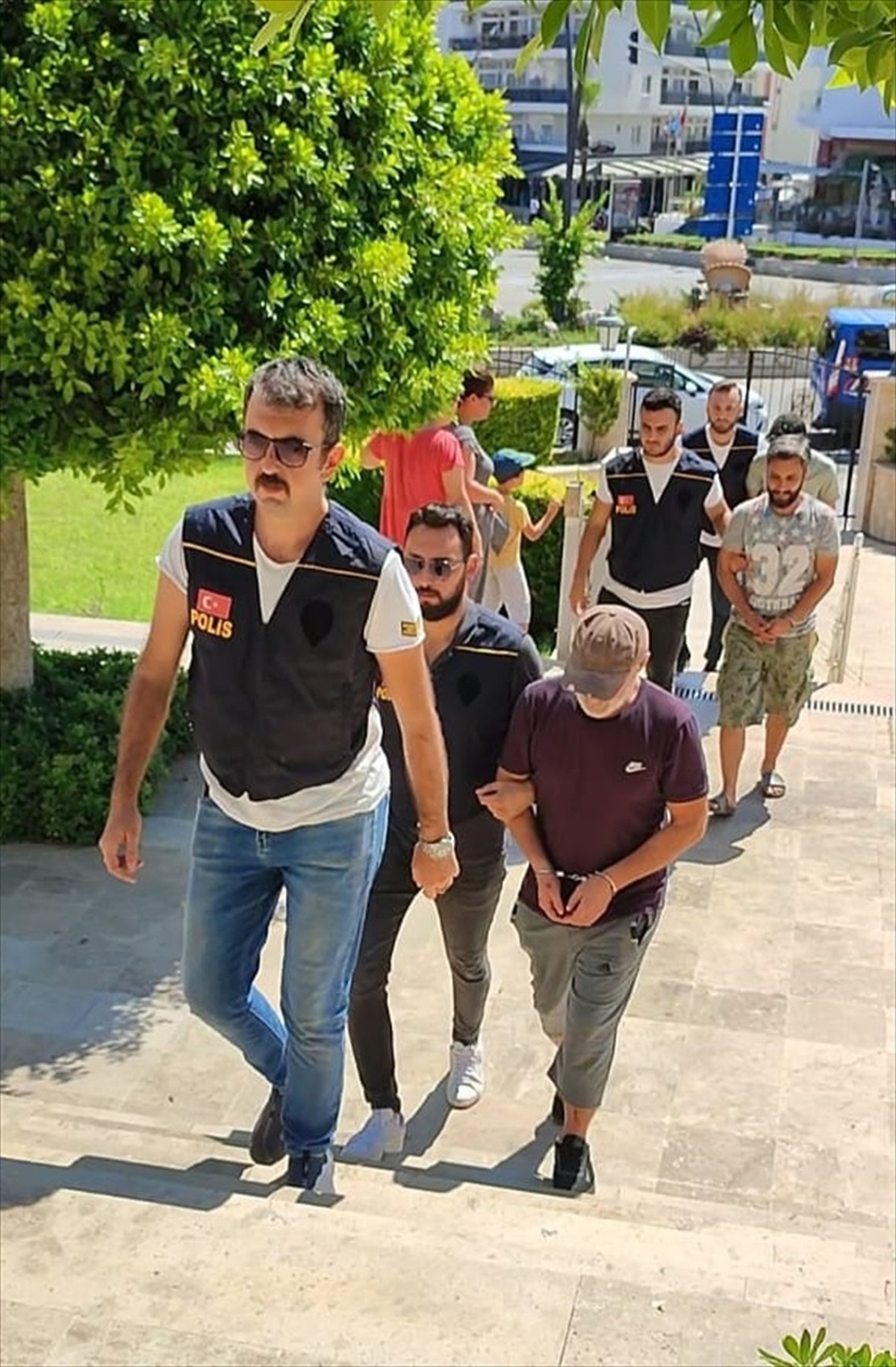 Marmaris\'te yatak bazası yüklü kamyonette 12 düzensiz göçmen yakalandı