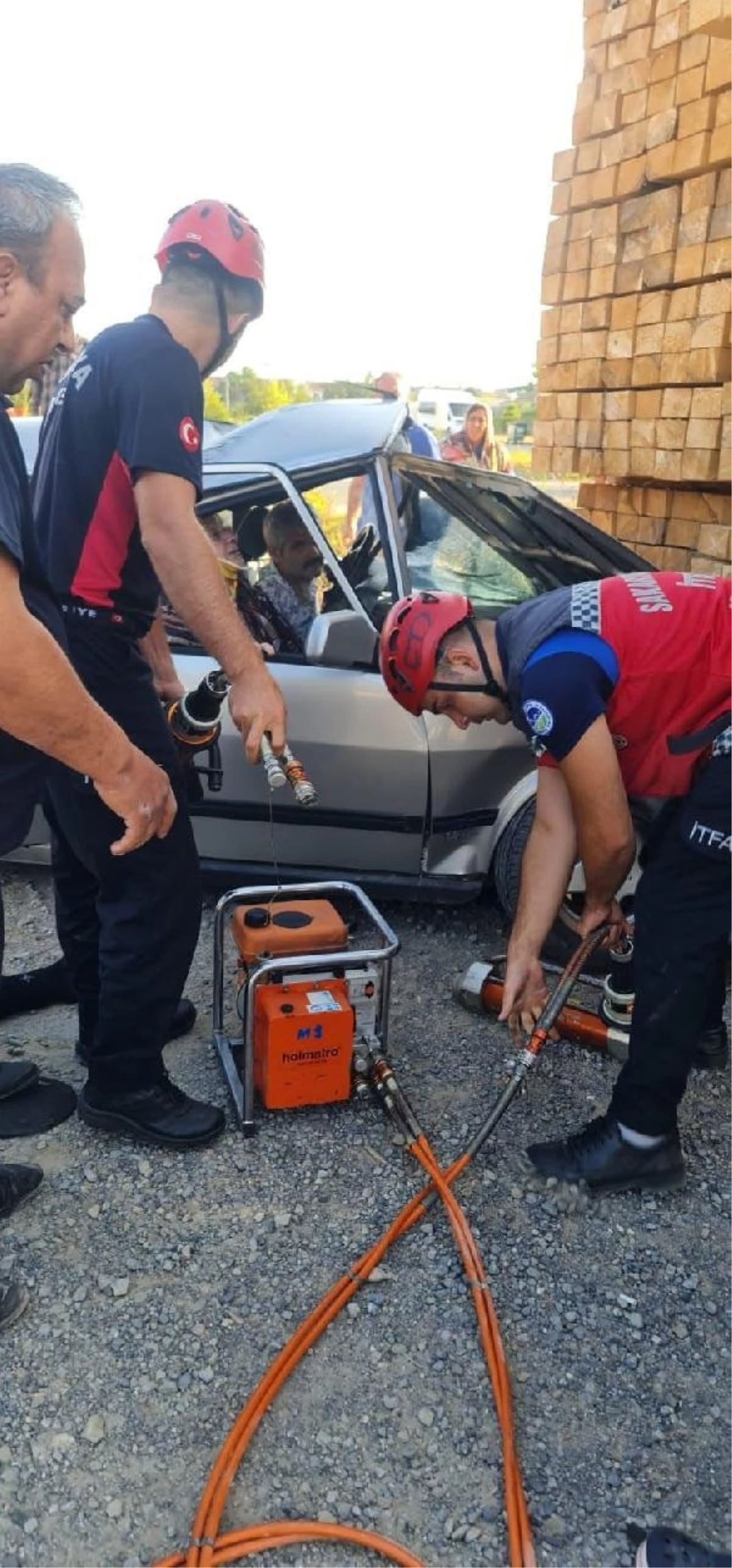 Kocaali\'de Kerestelere Çarpan Otomobilde 5 Kişi Yaralandı