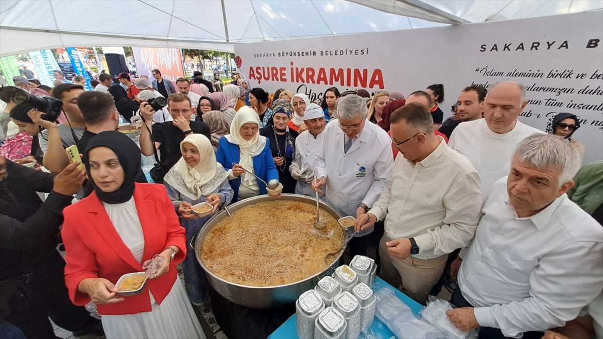 Sakarya Büyükşehir Belediyesi Muharrem Ayı Dolayısıyla Aşure Dağıttı