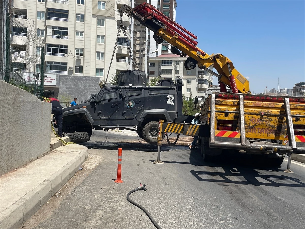 Şanlıurfa\'da Zırhlı Polis Aracı Devrildi: 1 Polis Şehit
