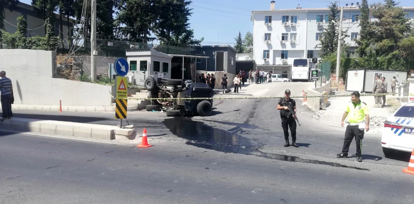 Şanlıurfa\'nın Karaköprü ilçesinde Terörle Mücadele (TEM) Şube Müdürlüğü önünde zırhlı polis aracı devrildi.