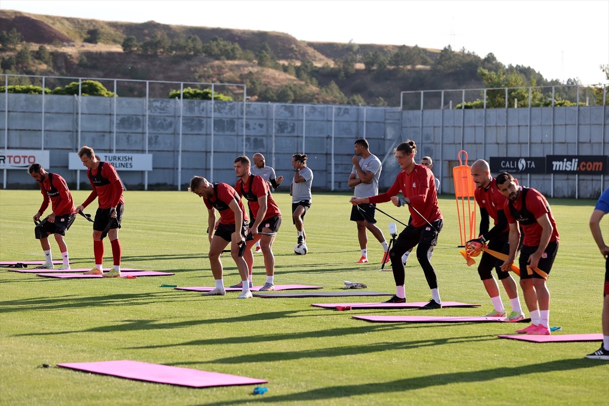EMS Yapı Sivasspor Teknik Direktörü Servet Çetin: Acil olarak 4 bölgeye transfer yapmalıyız