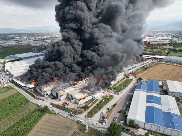 Son Dakika: Bursa'nın İnegöl ilçesinde fabrika yangını! Alevler çevredeki 3 fabrikaya daha sıçradı, dumandan etkilenenler var Son Dakika: Bursa'nın İnegöl ilçesinde fabrika yangını! Alevler çevredeki 3 fabrikaya daha sıçradı, dumandan etkilenenler var