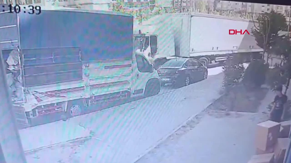 Sultangazi\'de freni boşalan TIR büyük tehlike atlattı