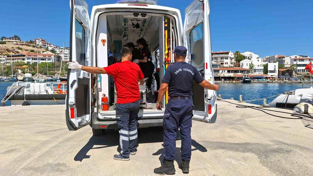 Muğla\'nın Datça ilçesinde özel teknede rahatsızlanan vatandaş tıbbi tahliye edildi