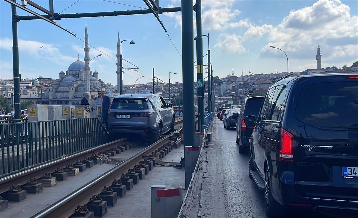 Galata Köprüsü\'nde araç tramvay yoluna girdi, seferler normale döndü