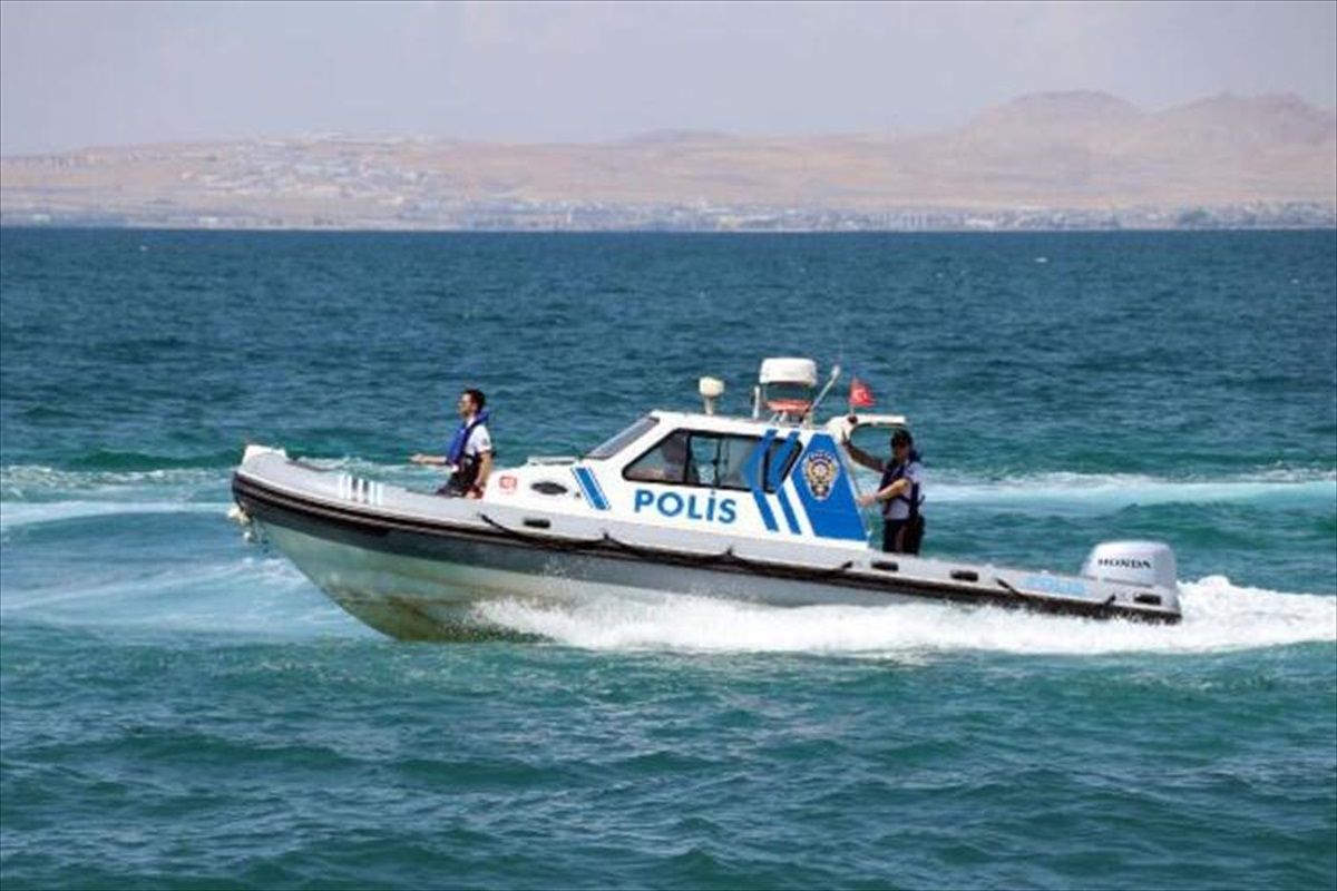 Van\'da Deniz Polisi Ekipleri 62 Kişiyi Kurtardı, 8 Bin 19 Vatandaşı Bilgilendirdi