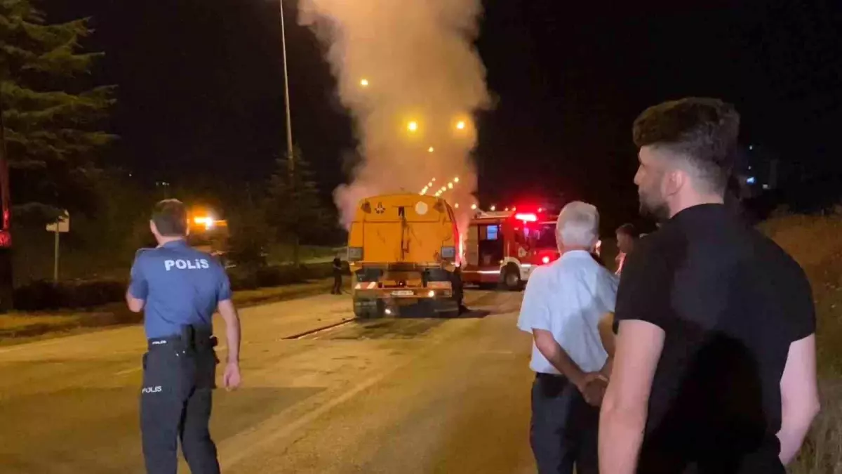Samsun\'da Yol Süpürme Aracı Yanarak Kullanılamaz Hale Geldi
