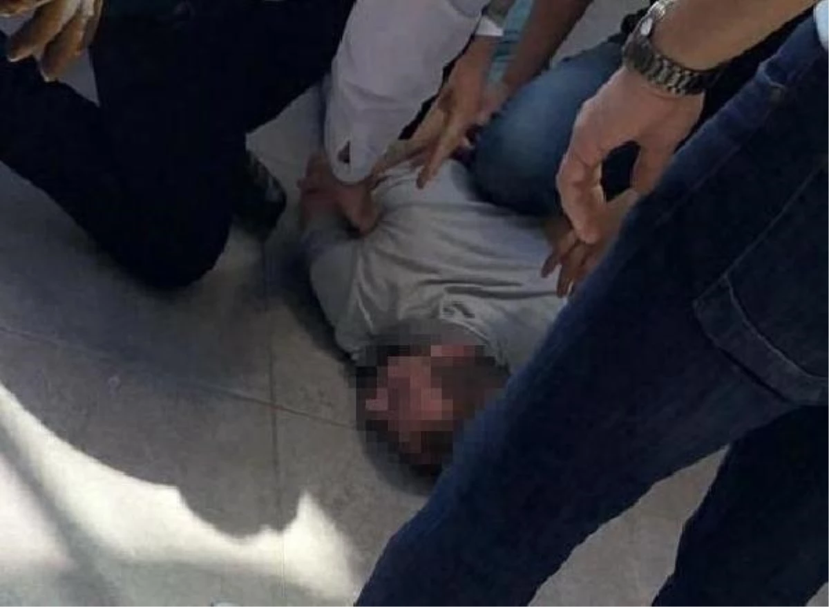 İzmir\'de Zihinsel Engelli Tarafından Tabancayla Vurulan Kadın Ağır Yaralandı