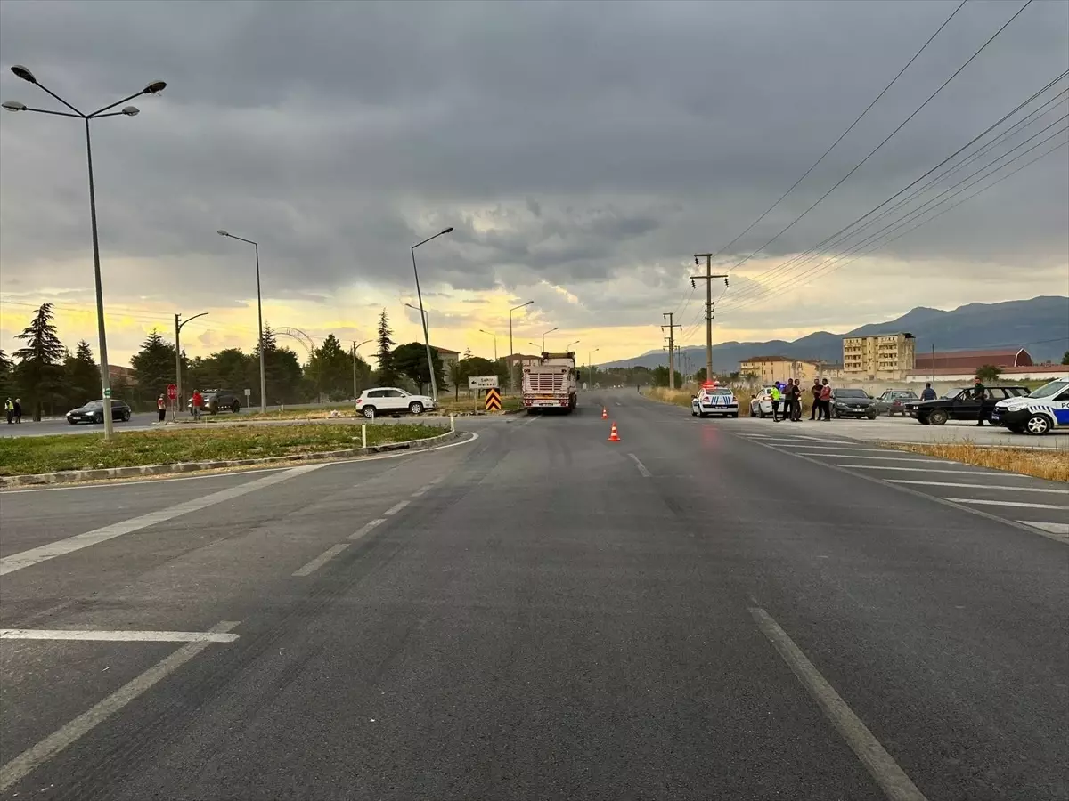 Afyonkarahisar'da otomobil ile tırın çarpışması sonucu 4 kişi yaralandı