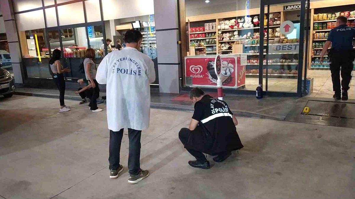 Çorum\'da Akaryakıt İstasyonunda Silahlı Çatışma: Bir Otomobilin Camına Mermi İsabet Etti