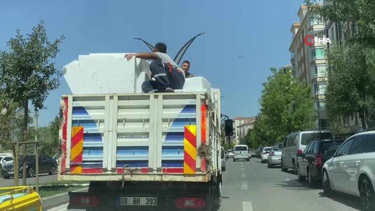 Aksaray\'da kamyonet kasasında tehlikeli yolculuk