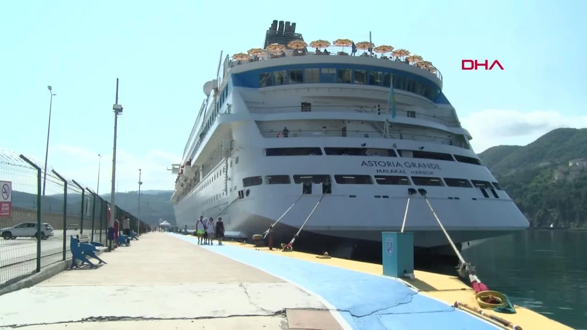 Amasra Limanı\'na gelen Rus turistler davul-zurna ile karşılandı