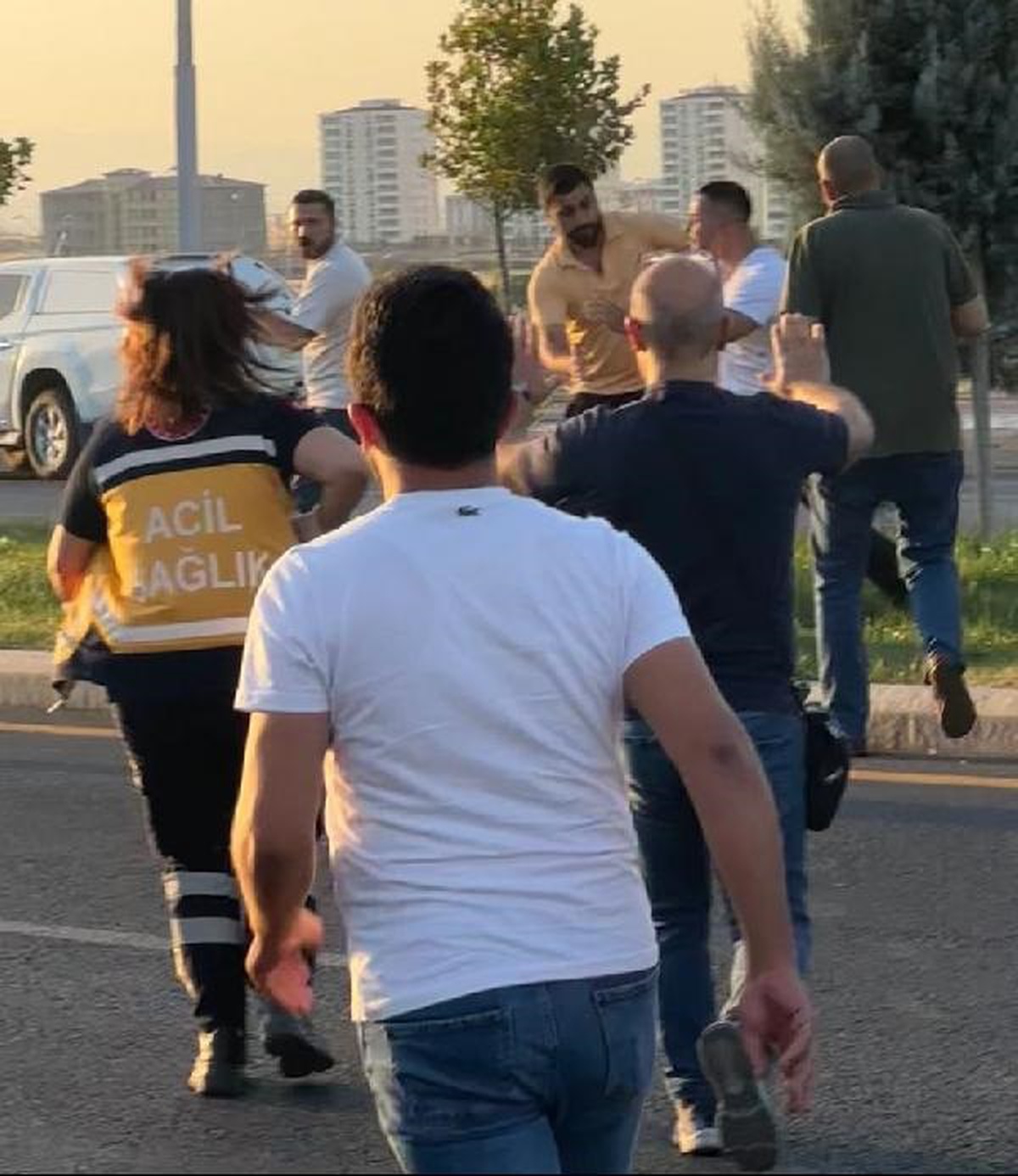 Diyarbakır\'da Ambulansa Saldırı: 3 Sağlıkçı Yaralandı