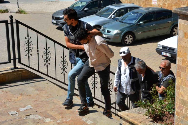 Sevgilisinin parmaklarını satırla kesti 1 saatte yakalandı Sevgilisinin parmaklarını satırla kesti 1 saatte yakalandı