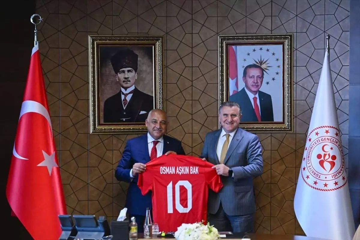 Gençlik ve Spor Bakanı Osman Aşkın Bak, TFF Başkanı Mehmet Büyükekşi\'yi kabul etti