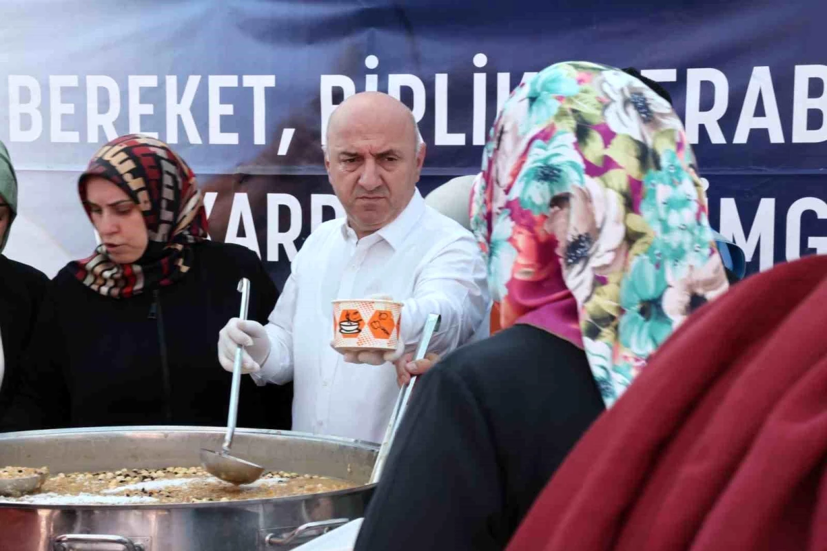 Darıca Belediye Başkanı Muzaffer Bıyık, vatandaşlara aşure dağıttı