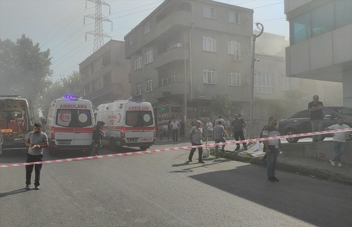 Bayrampaşa\'da İş Merkezinde Çıkan Yangın Söndürülmeye Çalışılıyor
