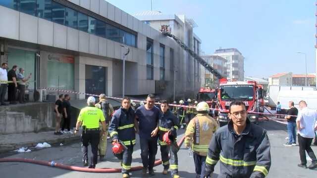 Bayrampaşa'da İş Merkezinde Çıkan Yangında Mahsur Kalan 9 İşçi yatakhaneye saklanarak kurtulmuşlar