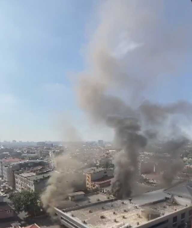 Bayrampaşa'da iş merkezinde yangın! 9 kişi içeride mahsur, ekipler olay yerinde Bayrampaşa'da iş merkezinde yangın! 9 kişi içeride mahsur, ekipler olay yerinde