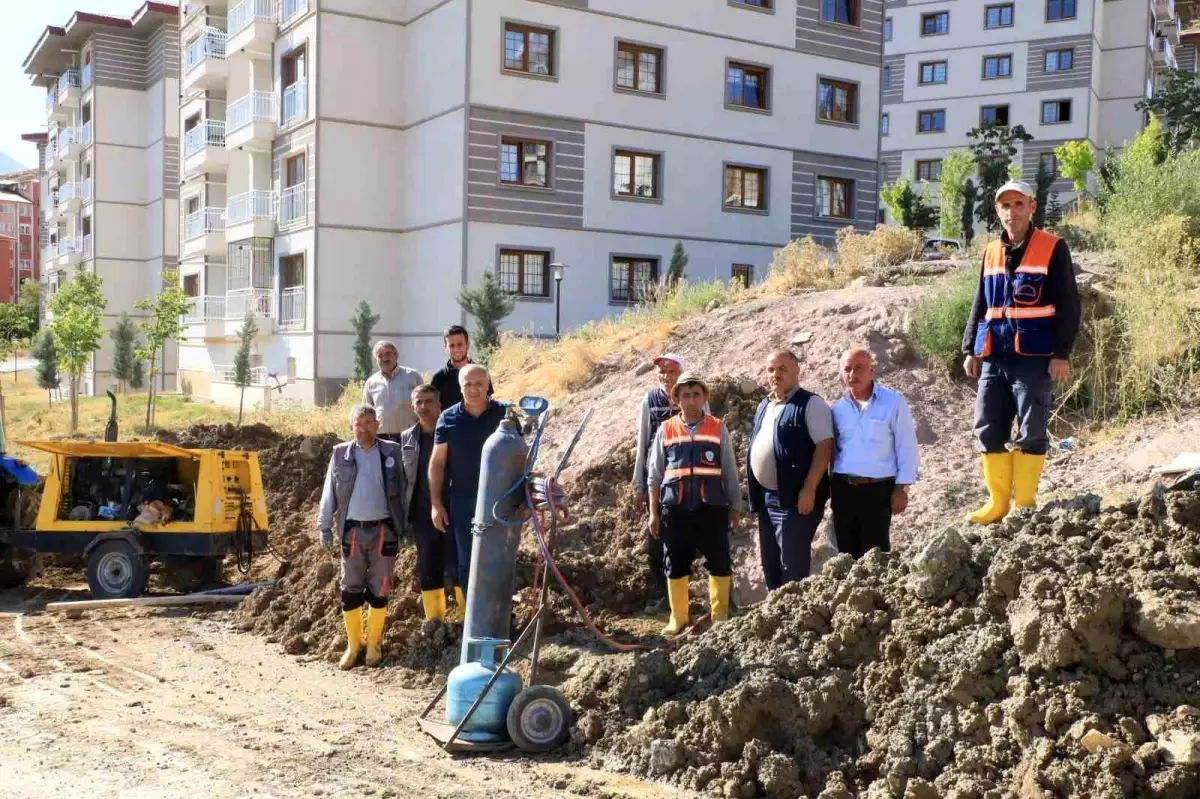 Hakkari Belediyesi Su ve Kanalizasyon İşleri Müdürlüğü, arızaları gidermek ve sıcaklarla mücadele etmek için çalışıyor