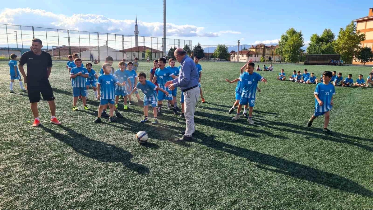 Beyköy Belediyesi Futbol Okulu Öğrencilerine Belgelerini Verdi