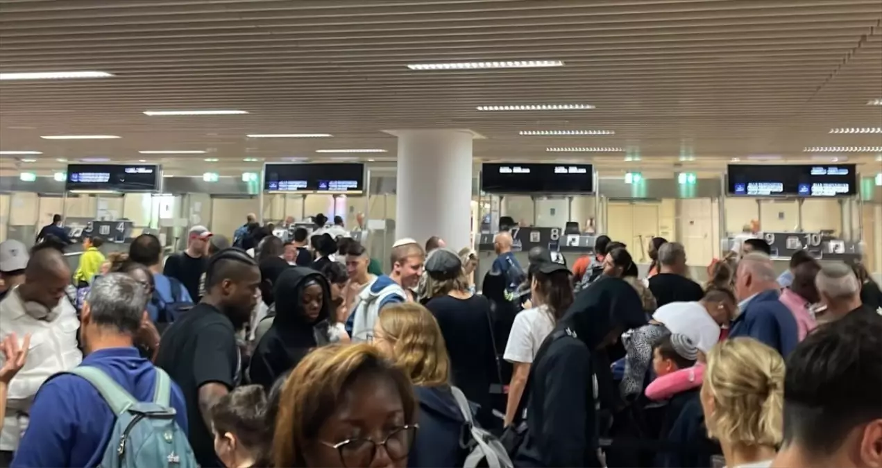 Brüksel Havalimanında Pasaport Kuyrukları Nedeniyle Uzun Beklemeler