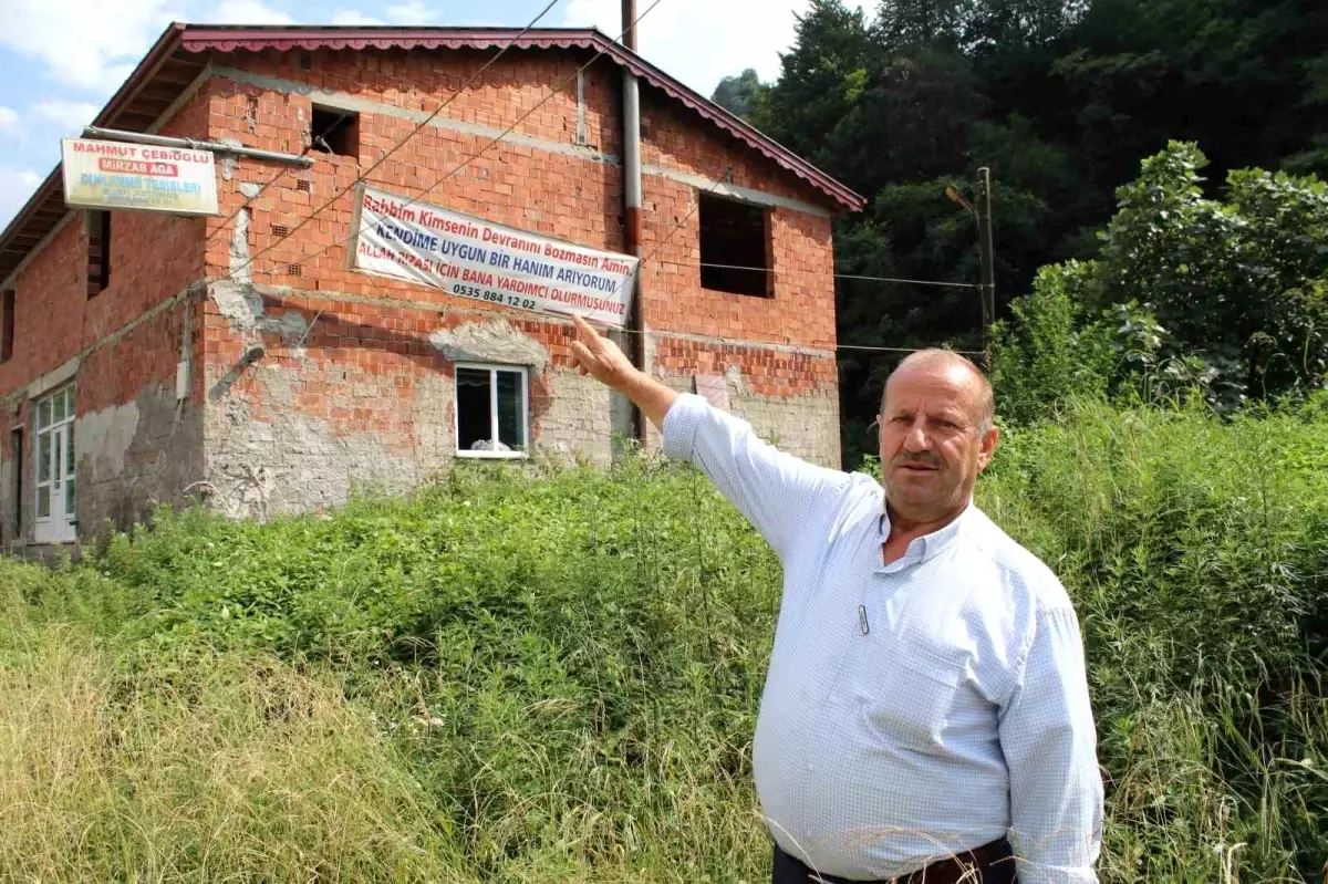 Rize\'de Eş Arayan Adamın Pankartlı Çözümü