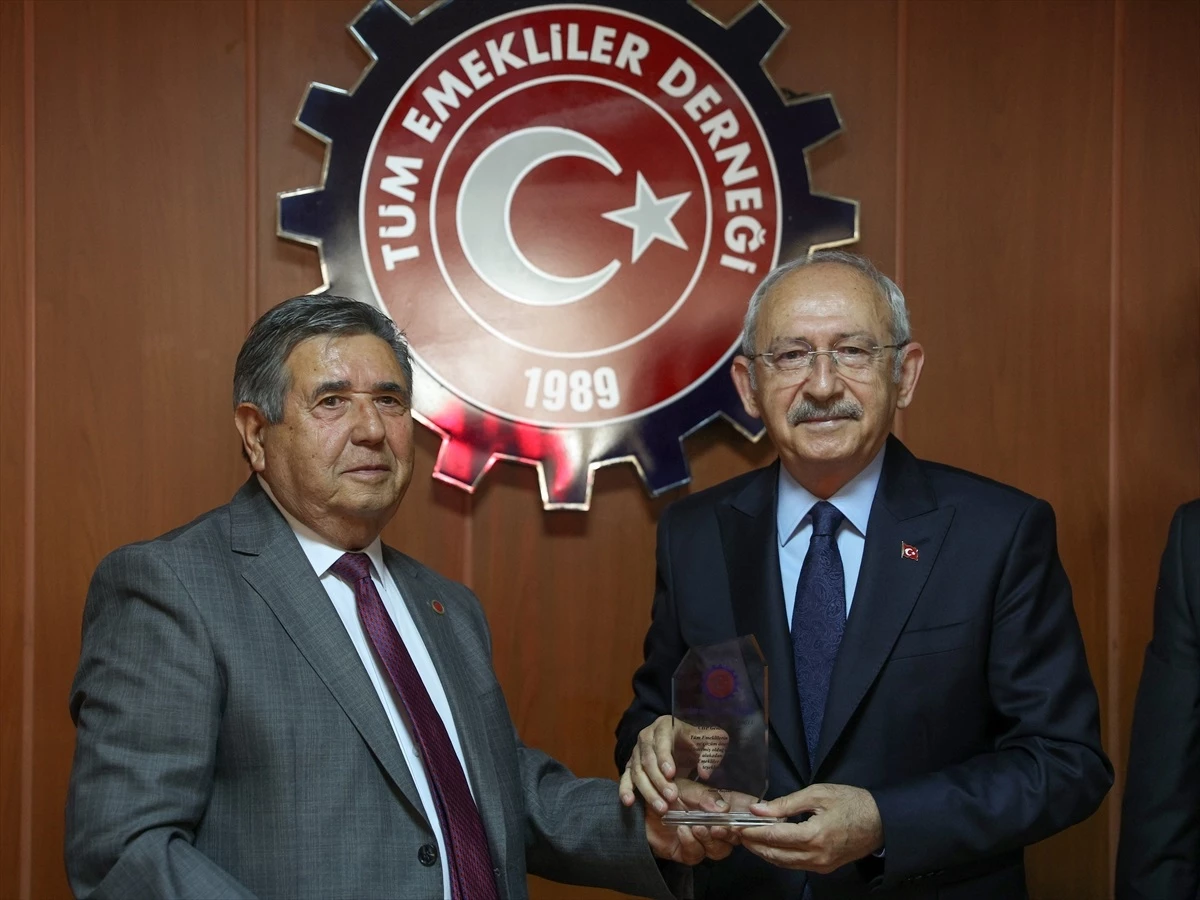 CHP Genel Başkanı Kılıçdaroğlu, Tüm Emekliler Derneğini ziyaret etti