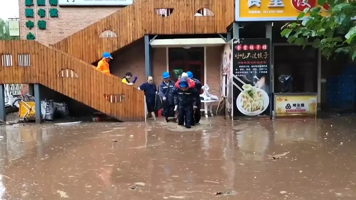 Çin tayfundan kaynaklanan sağanak ve sellerle topyekün mücadele ediyor