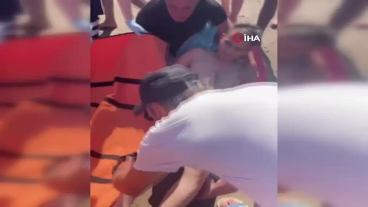 Denizde boğulma tehlikesi geçiren genci cankurtaran kurtardı