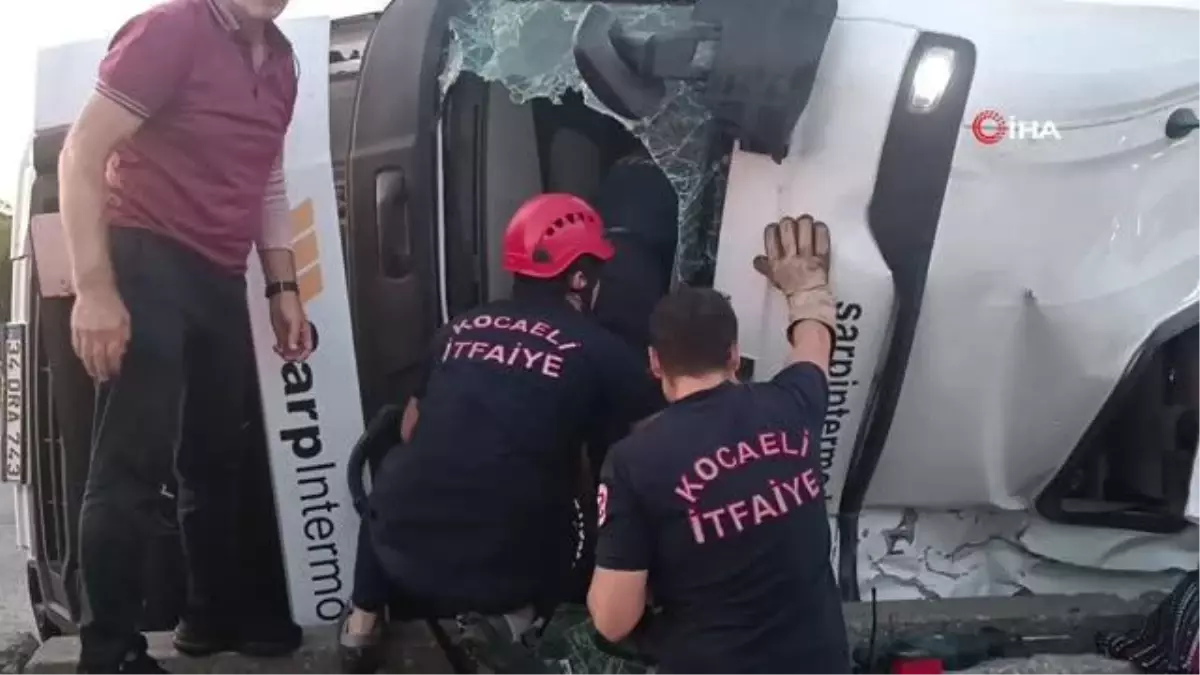 Devrilen boru yüklü tırın içinden bira kutuları çıktı: 2 yaralı