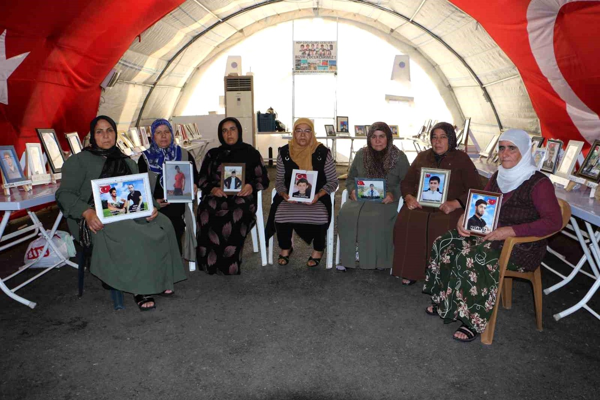 PKK\'nın kaçırdığı çocuklar için ailelerin evlat nöbeti sürüyor