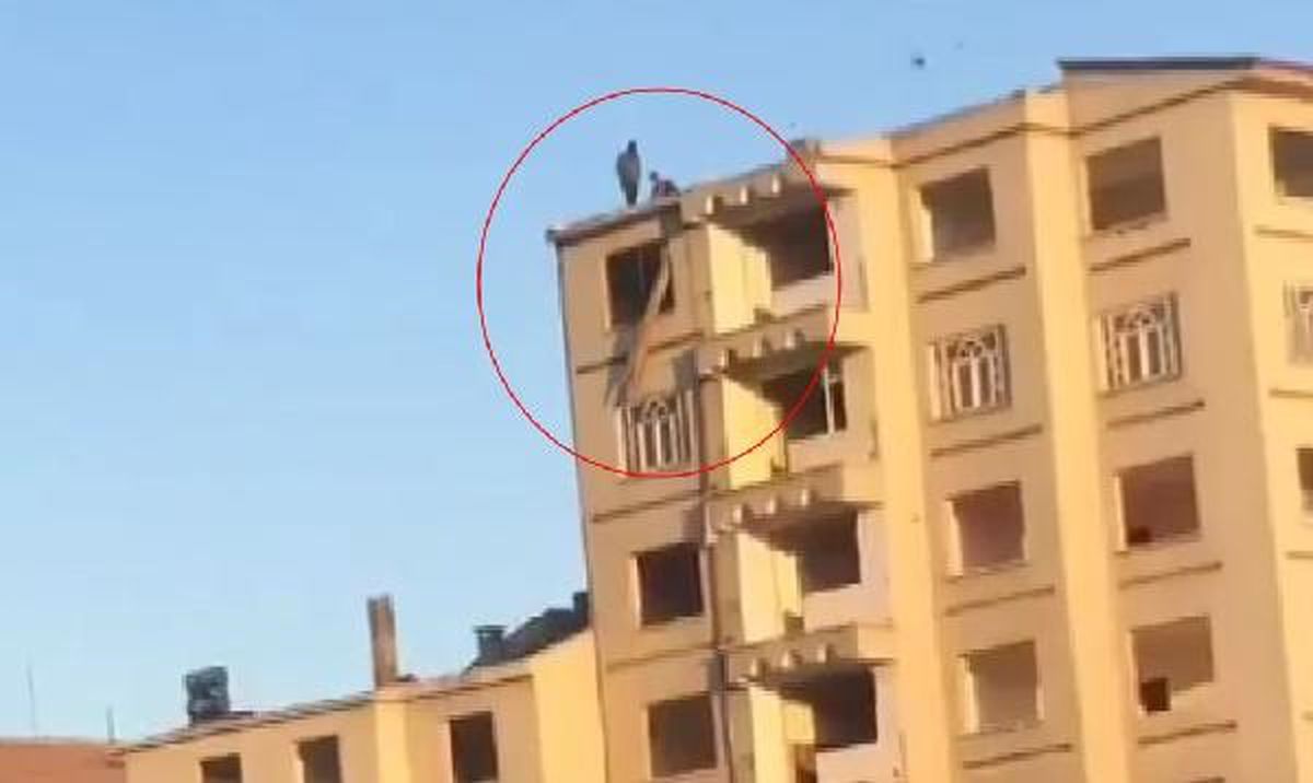 Depremde hasar gören apartmanın çatısına çıkan 3 kişi malzeme indirdi