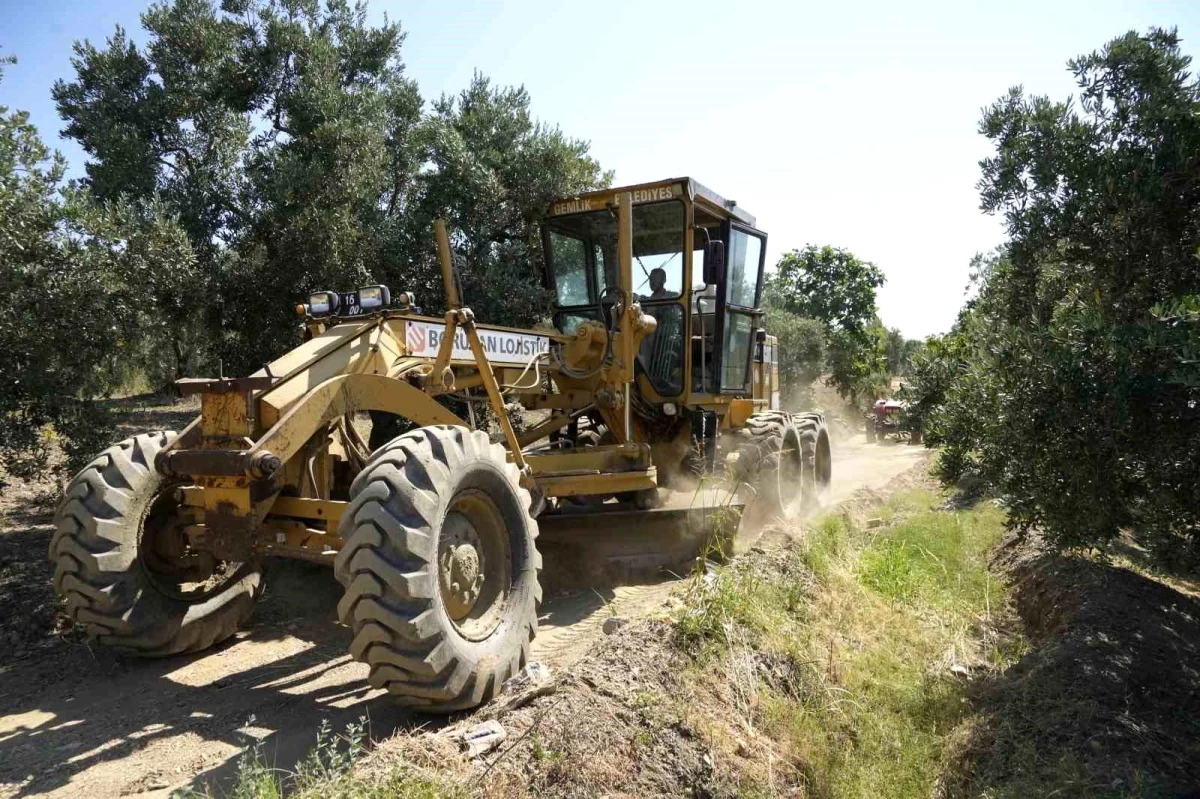 Gemlik Belediyesi Köy Yollarında Düzenleme Çalışmalarına Devam Ediyor