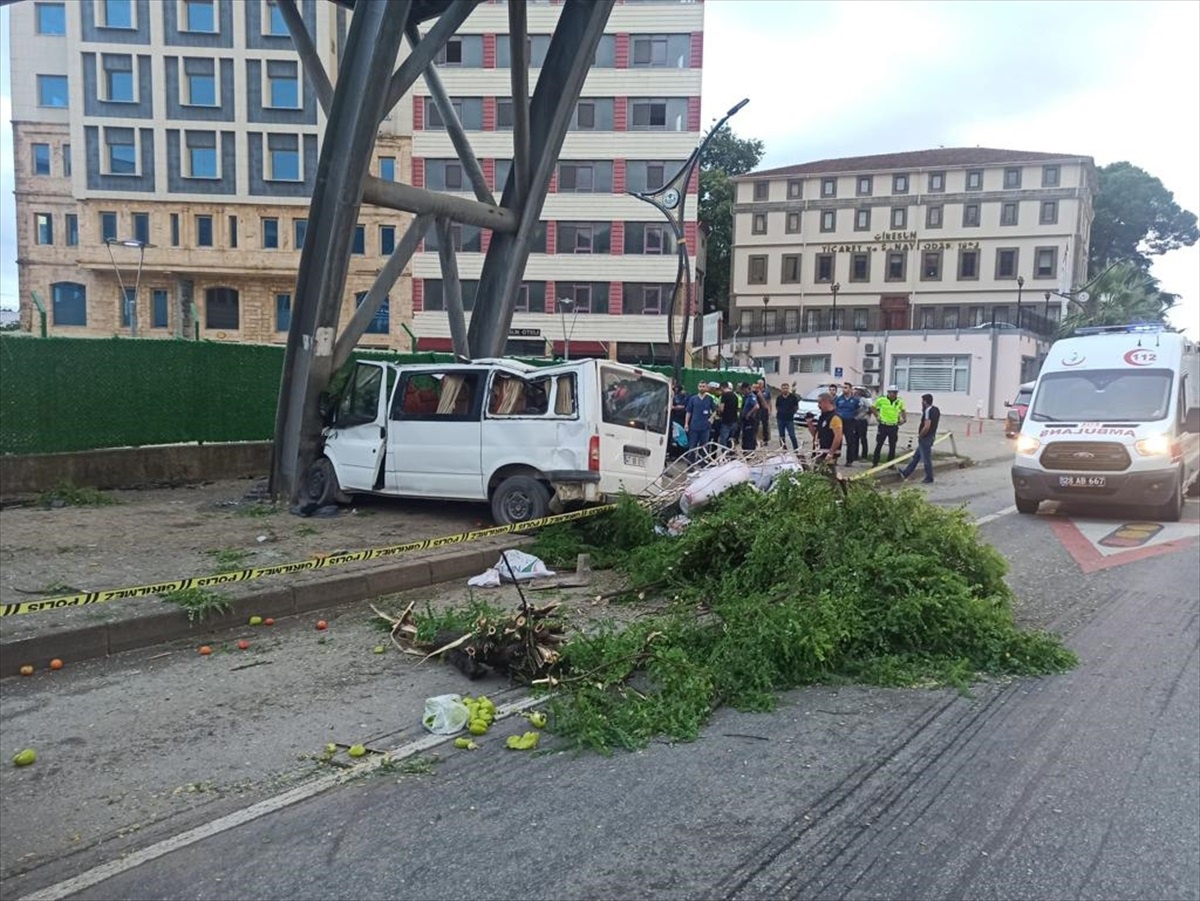 Giresun\'da Minibüs Kazası: 1 Ölü, 13 Yaralı