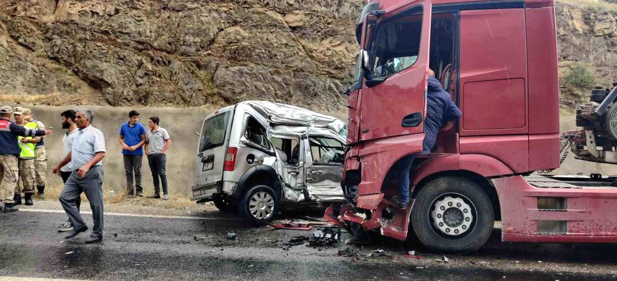 Gümüşhane\'de Tırla Çarpışan Hafif Ticari Araç Sürücüsü Hayatını Kaybetti