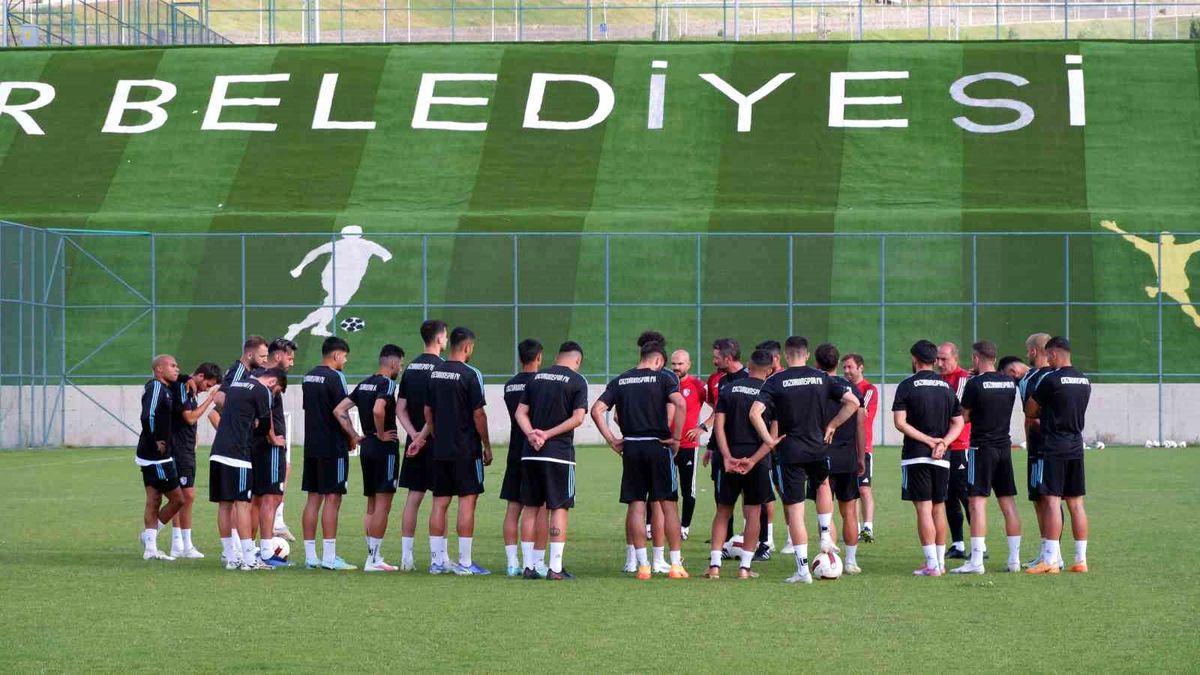 Erzurumspor Teknik Direktörü Hakan Kutlu: \'Lige kendi sahamızda başlamak istiyoruz\'
