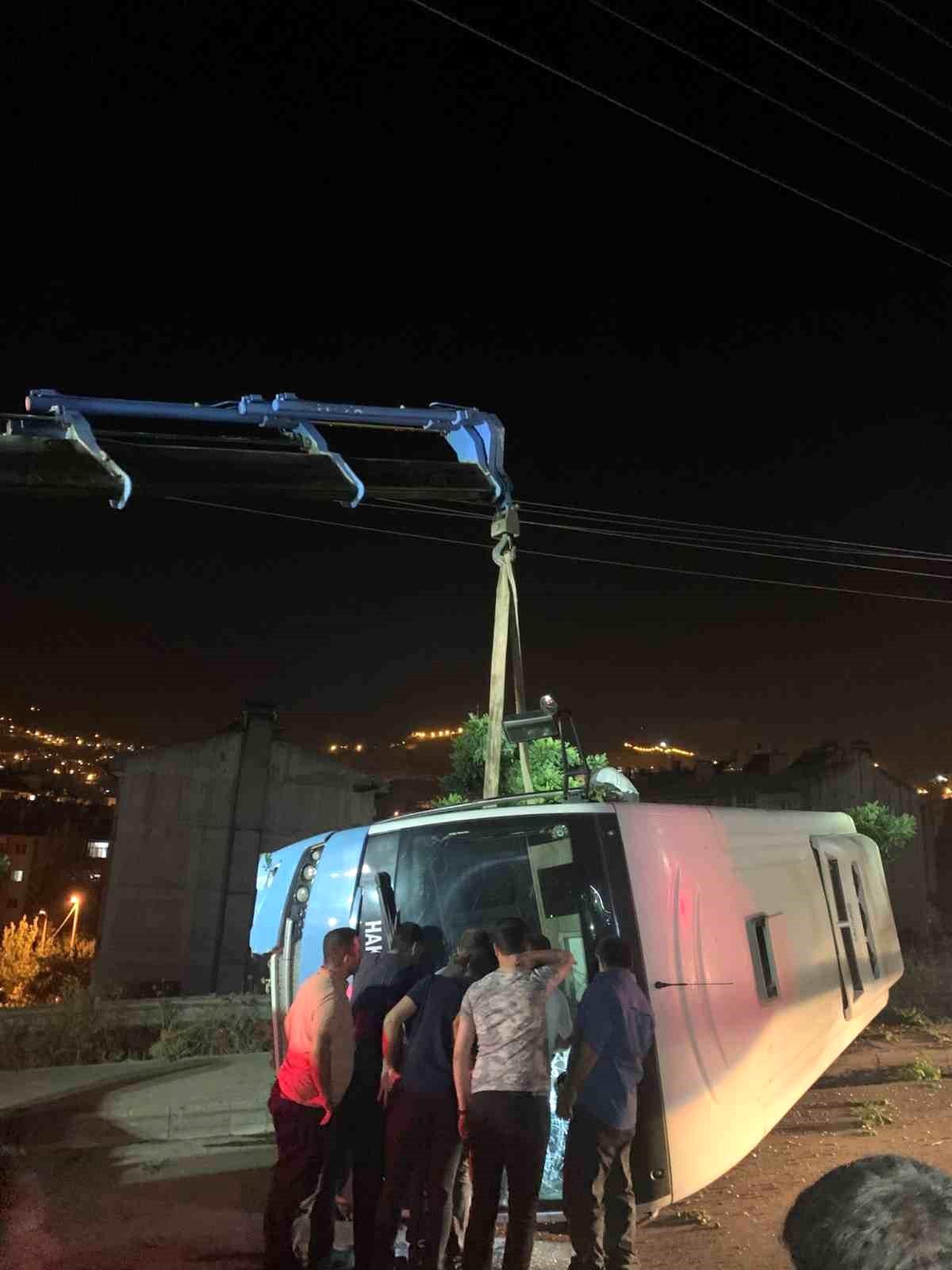 Hakkari\'de Halk Otobüsü Elektrik Direğine Çarptı: 1 Yaralı