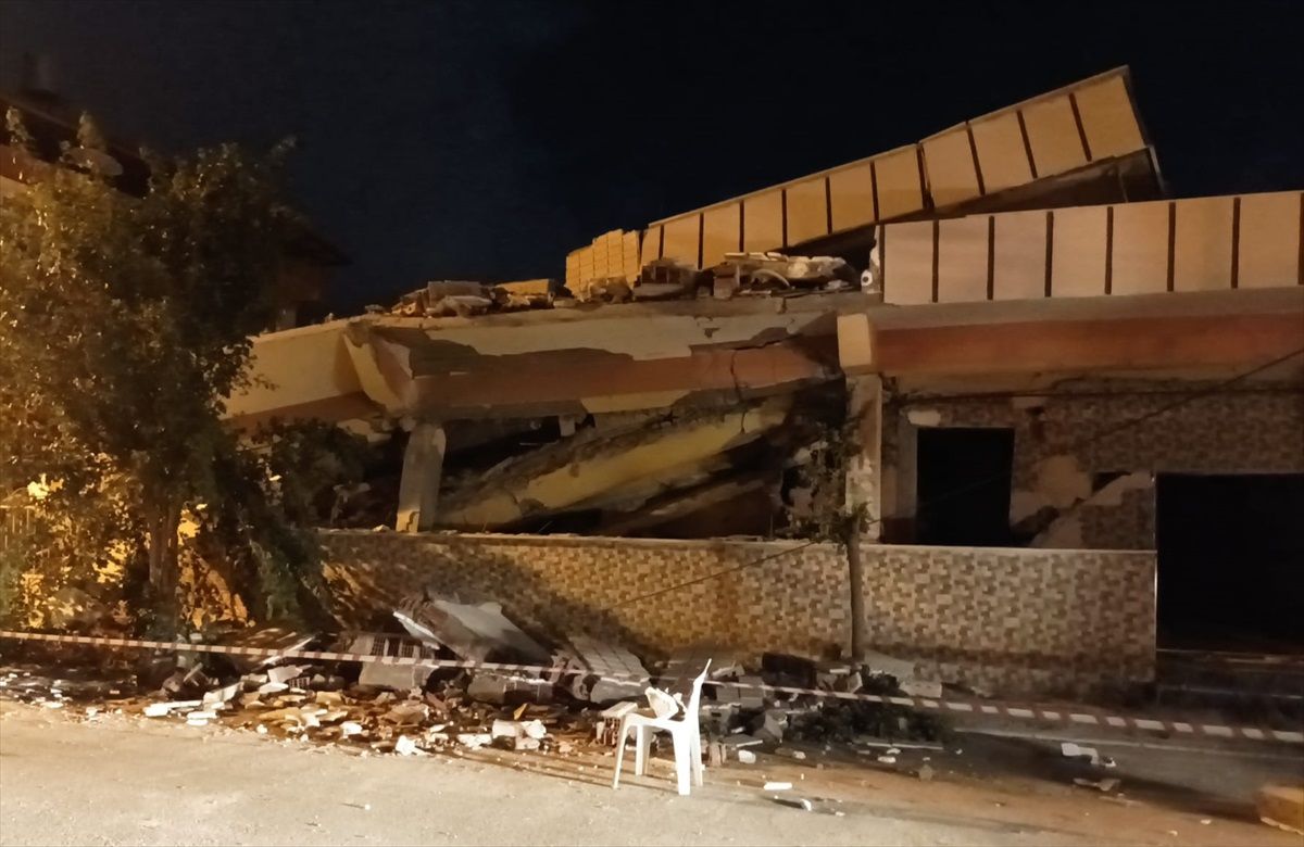 Samandağ\'da deprem sonrası ağır hasar alan bina çöktü