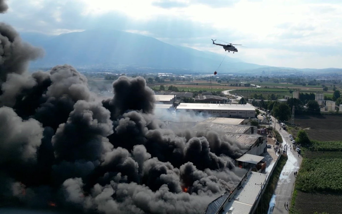 İnegöl\'de Organize Sanayi Bölgesinde Yangın: 10 Fabrika Zarar Gördü
