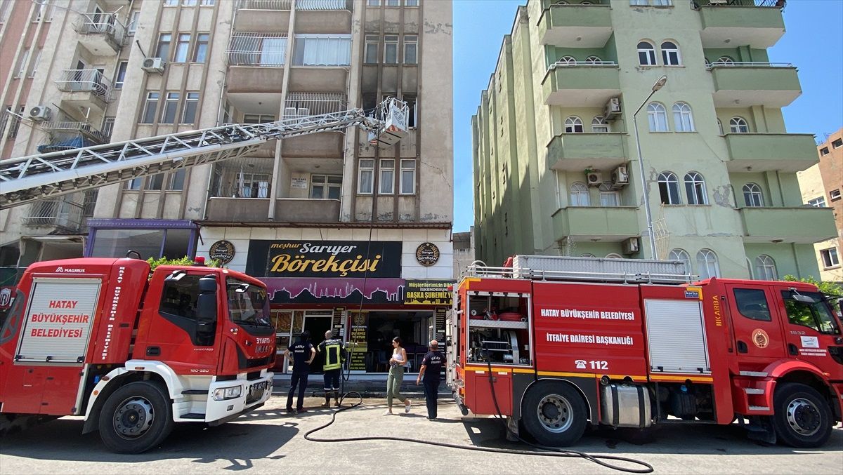 İskenderun\'da Yangın Çıkan Apartmanda Hasar Oluştu