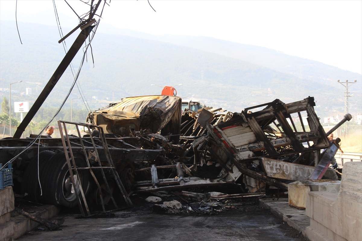 İskenderun\'da tır kaza sonucu alev aldı, sürücü yaralandı