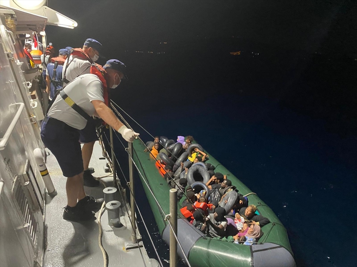 İzmir Karaburun ve Dikili açıklarında düzensiz göçmen kurtarıldı ve yakalandı